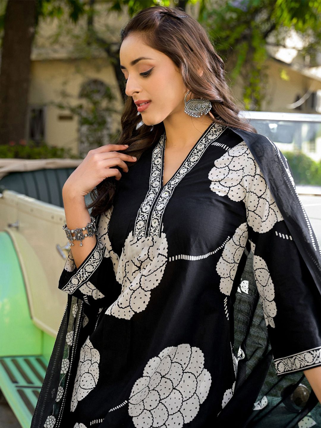 SKYLEE Floral Printed V-Neck Straight Kurta With Trousers & Dupatta