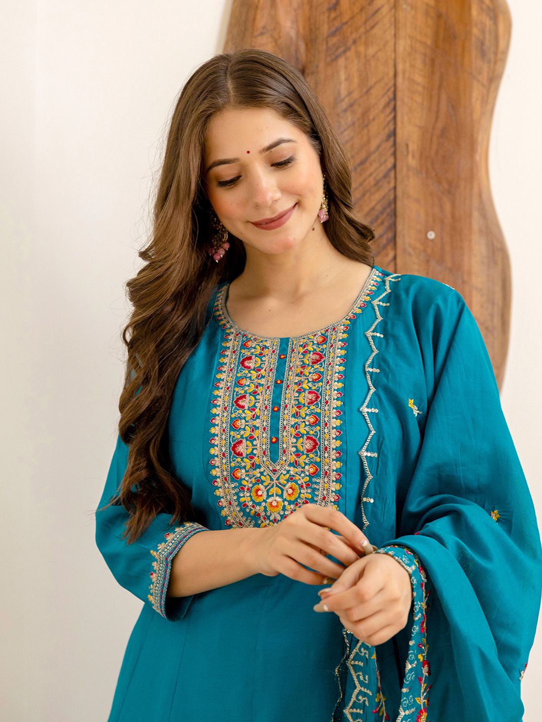 SANISA Women Floral Embroidered Regular Sequinned Kurta & Trousers With Dupatta