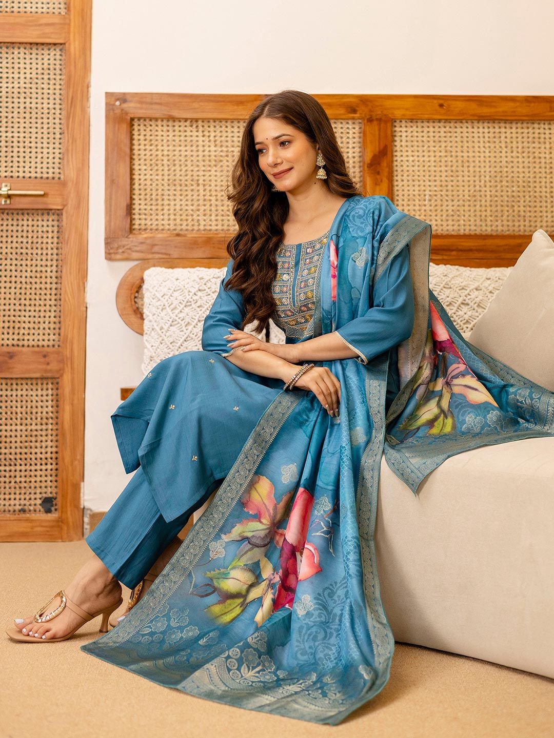 SKYLEE Women Ethnic Motifs Embroidered Regular Thread Work Kurta Set With Dupatta