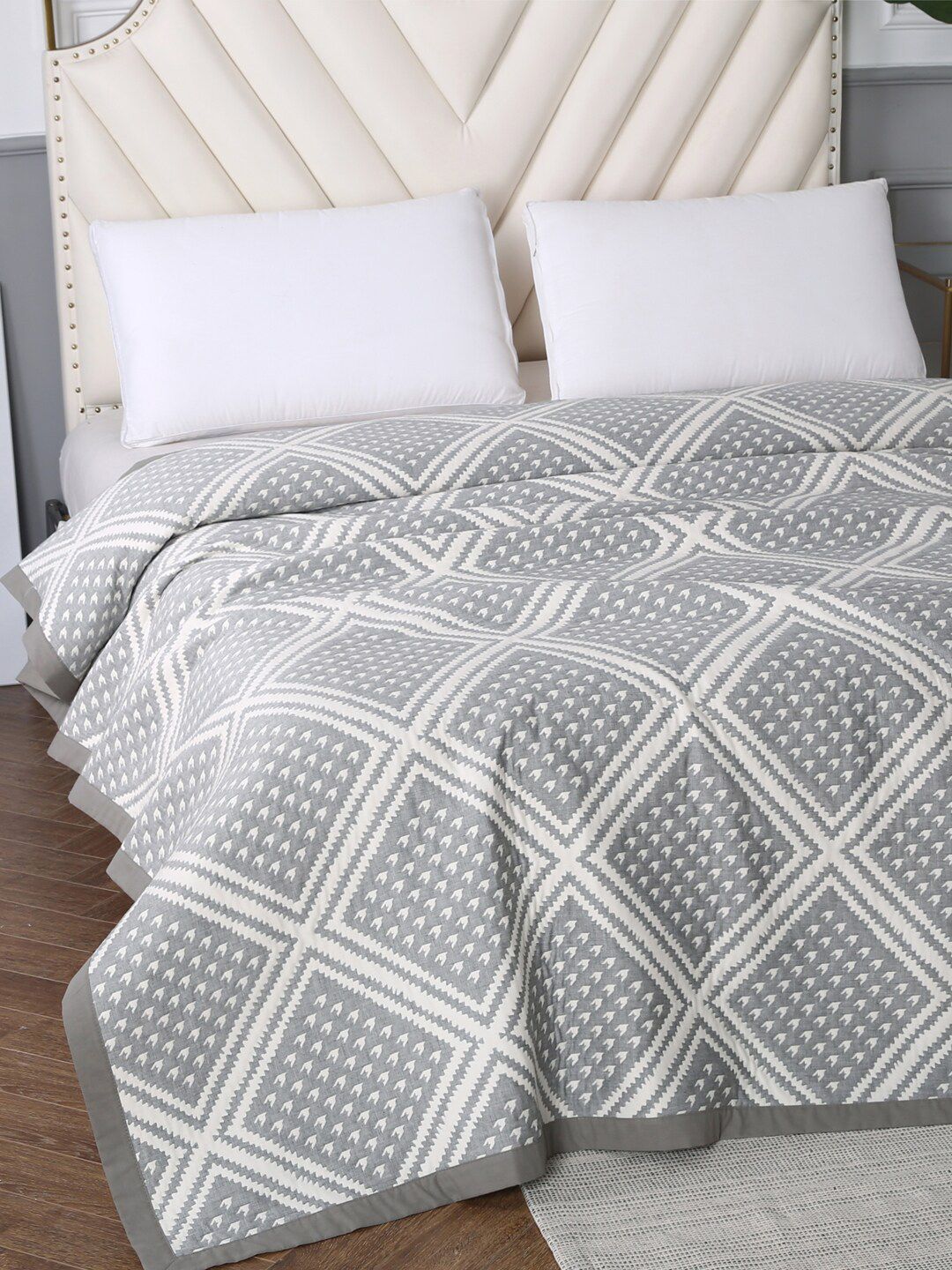 URBAN DREAM Grey & White Geometric Double Queen Bed Cover