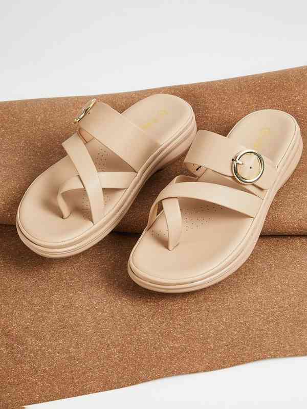max flat sandals
