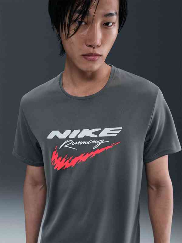 grey nike tee shirt