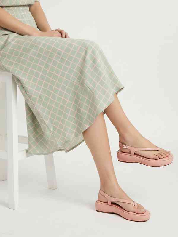 靴 Angled heel square shoes Square Toe Heels - Buy Square Toe Heels online in India