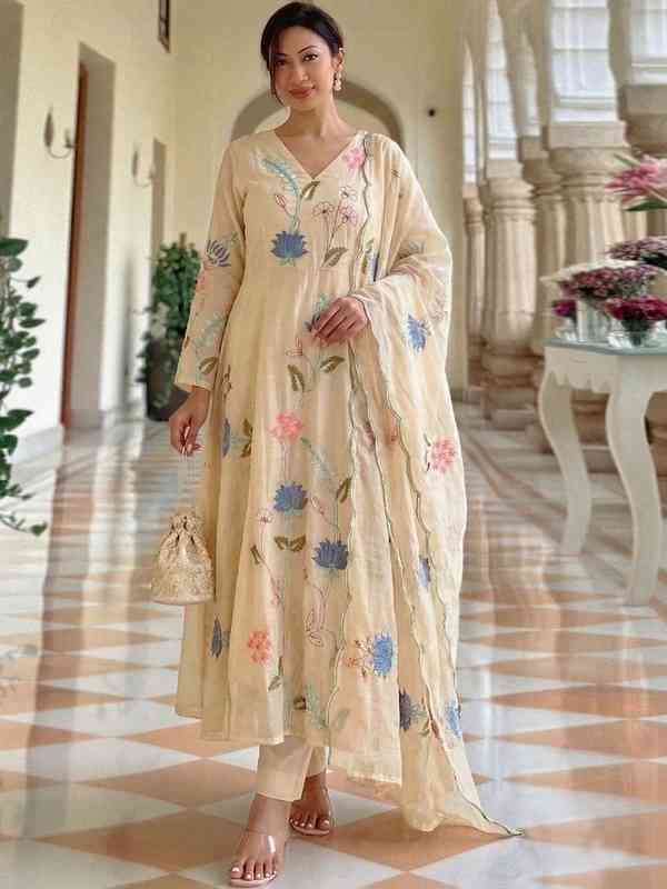 Women Ethnic Wear Closet Roop Kasavu - Buy Women Ethnic Wear Closet Roop  Kasavu online in India