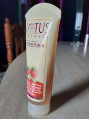 Buy Lotus Herbals Berryscrub Strawberry Aloe Vera Exfoliating Face Wash Face Wash And Cleanser For Women 403974 Myntra Well, i don't know whether to call it a face scrub or face wash. lotus herbals sustainable berryscrub strawberry aloe vera exfoliating face wash