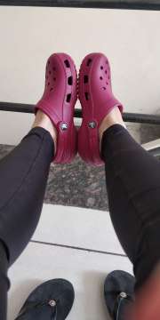 Crocs shop maroon colour
