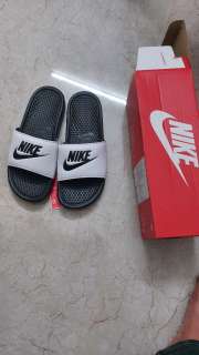 Nike benassi white hotsell black