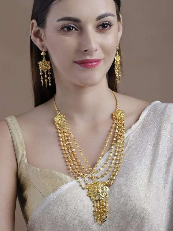 Necklace set below store 100