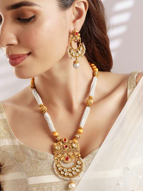 Pearl set deals with saree