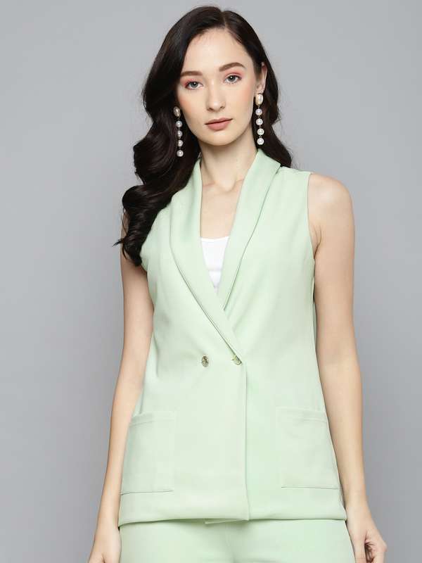 black sleevless blazer