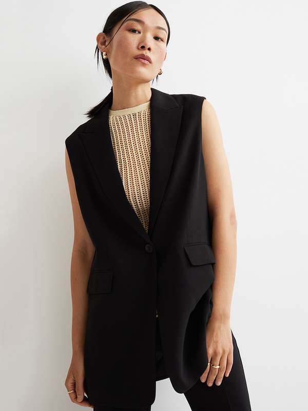 black sleevless blazer