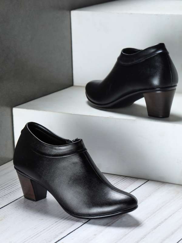 Low Price Offers on Black Boots Online for Women Myntra