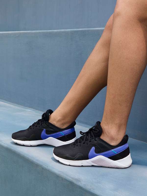 black nike training shoes