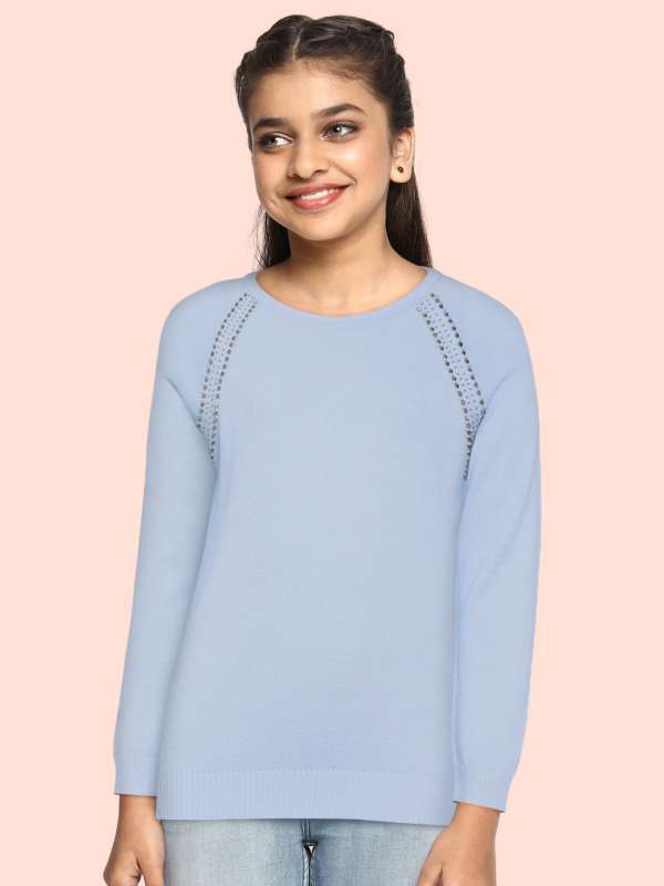 Indian girls in t shirt store