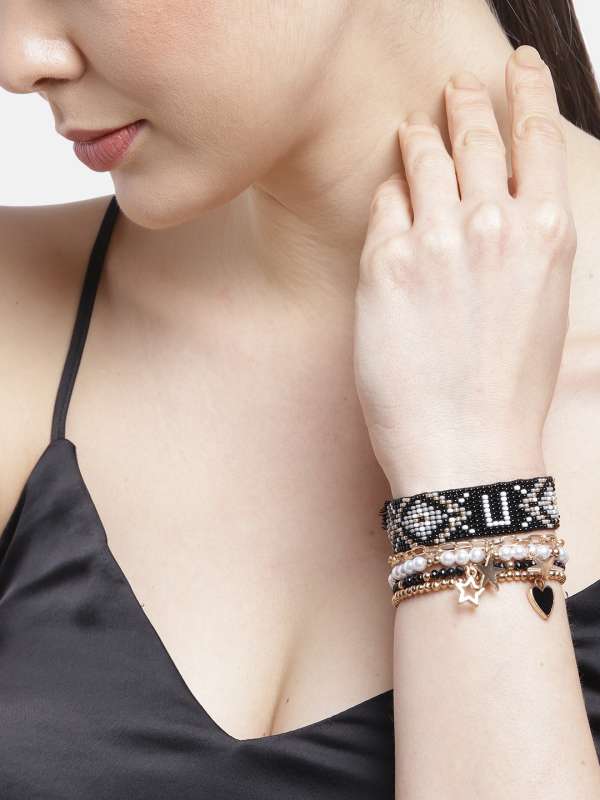Bracelet outlet for lehenga