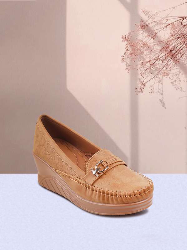 Tan sales wedge pumps