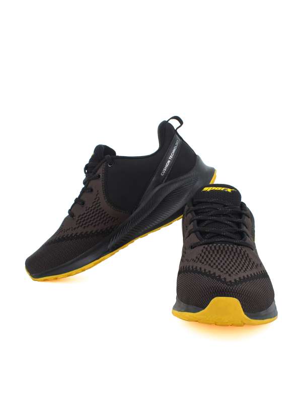 Running shoes without mesh clearance