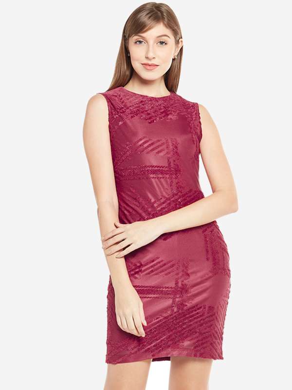 Lipsy plunge appliqué deals trim bodycon dress