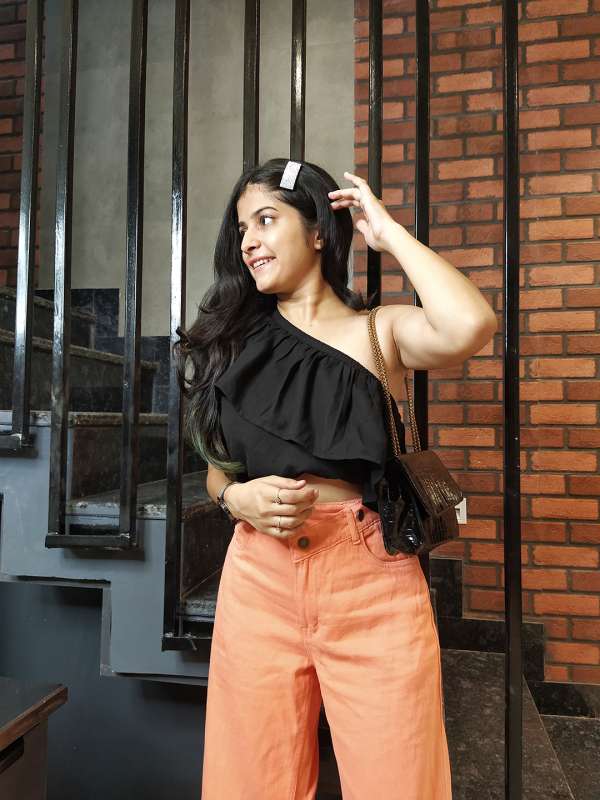 One arm black top store