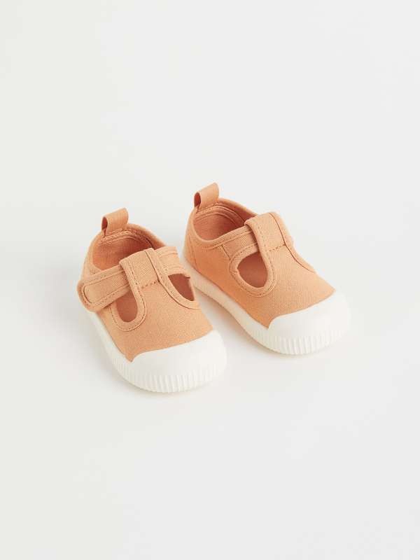 H and m baby sandals deals