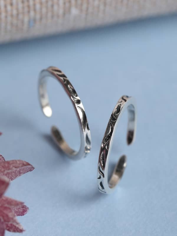 Womens PRIMROSE Primrose sterling silver polished oxidized flower band toe  ring.