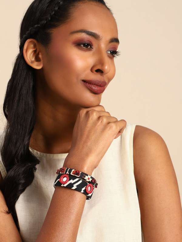 Black on sale color bangles
