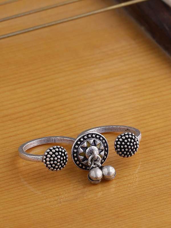 Dual outlet finger ring