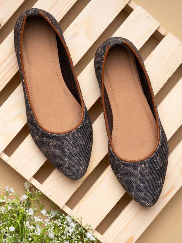Black Flats Buy Trendy Black Flats Online in India Myntra