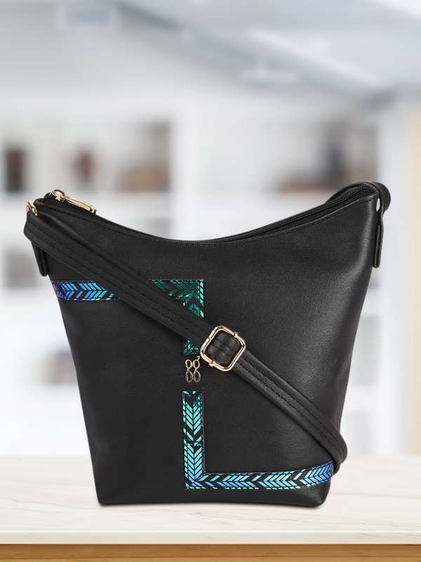 Baggit black discount sling bag