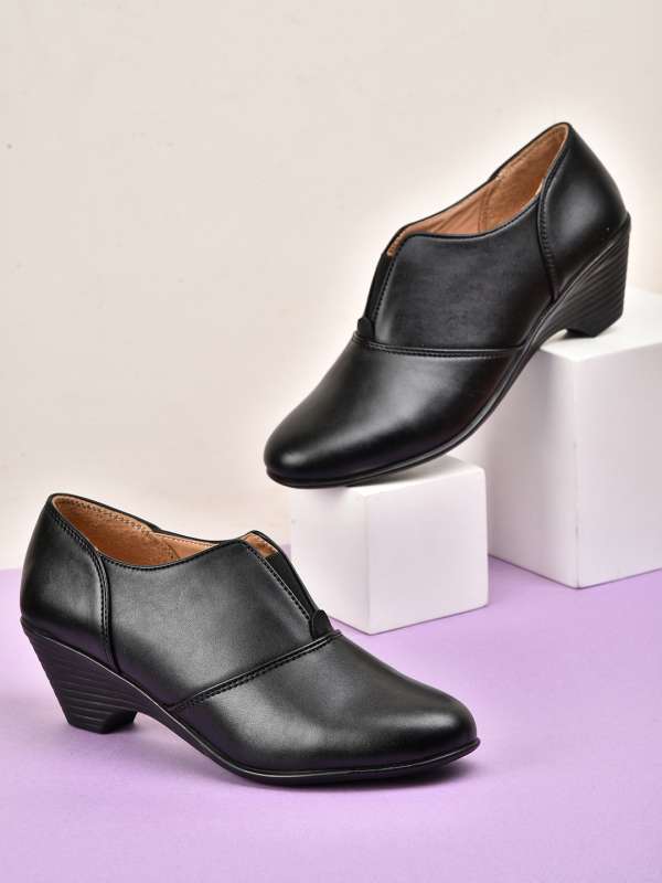 Buy Black Boots For Women Online Get Up To 80 Off Myntra