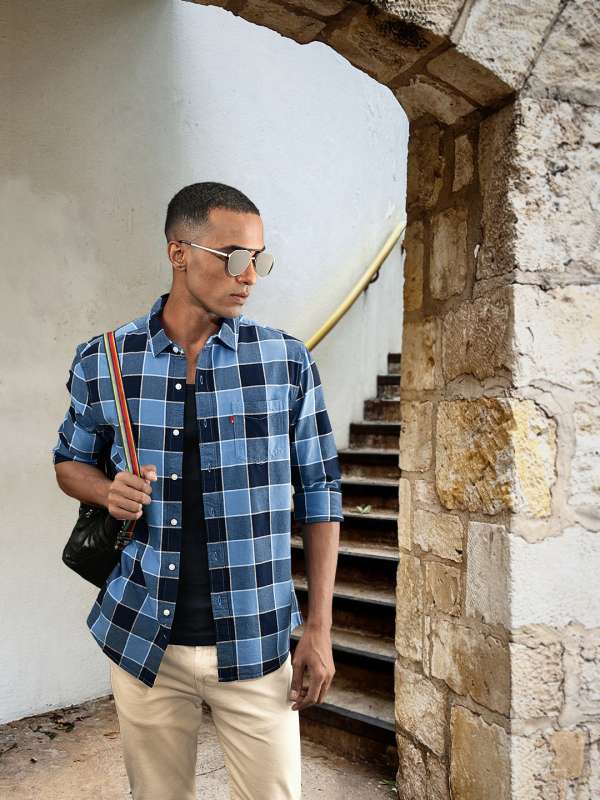 Levi's navy best sale blue t shirt