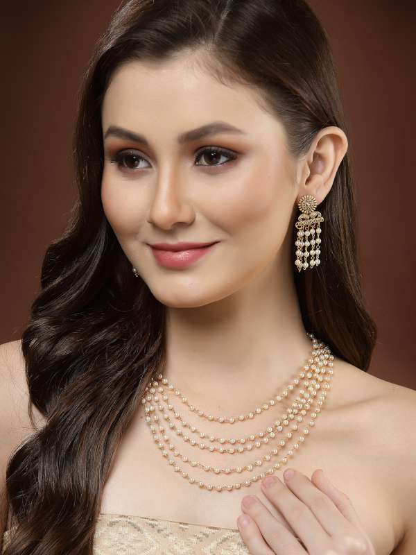 Pearl jewellery store on saree