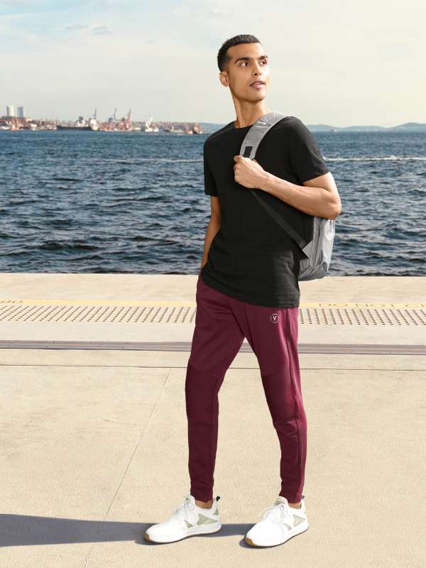Maroon joggers outfit best sale mens