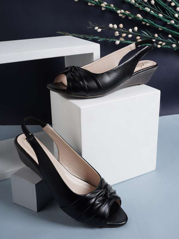 Black heel sale peep toe shoes