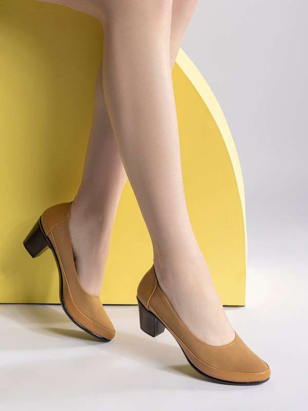 Beige round deals toe pumps