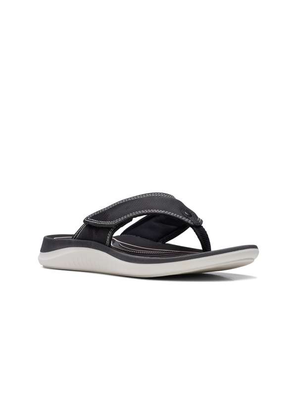 Clarks black flip flops 2025