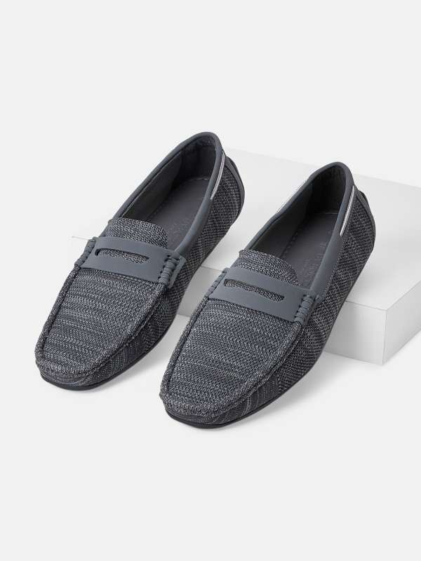 Pantaloons shoes store