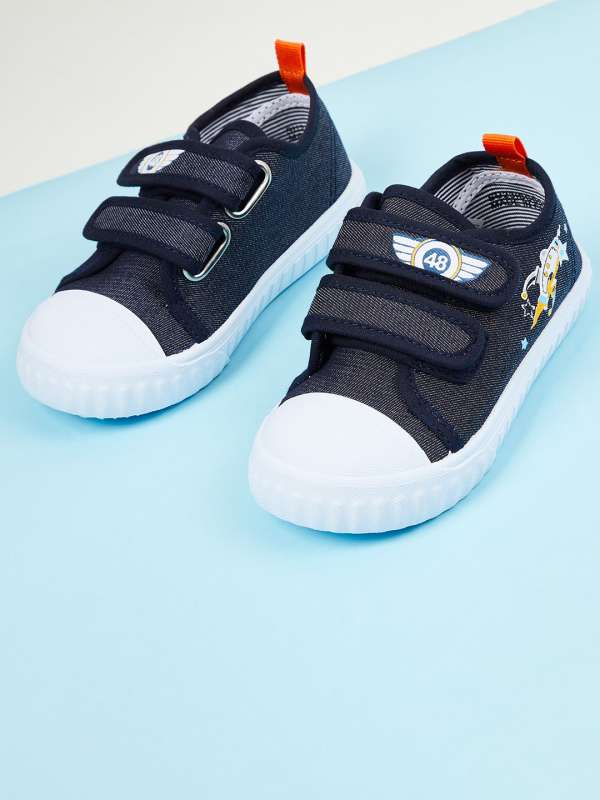 Boys best sale canvas sneakers