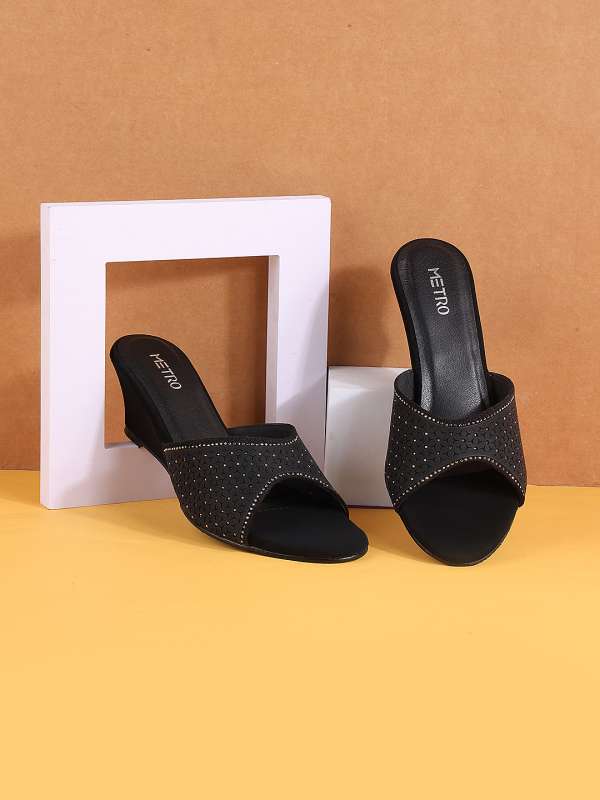 Metro black wedges top