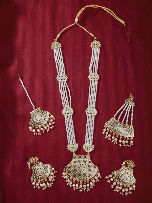 Pari store jewellery collection