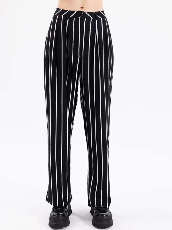 Black knit pant with lines