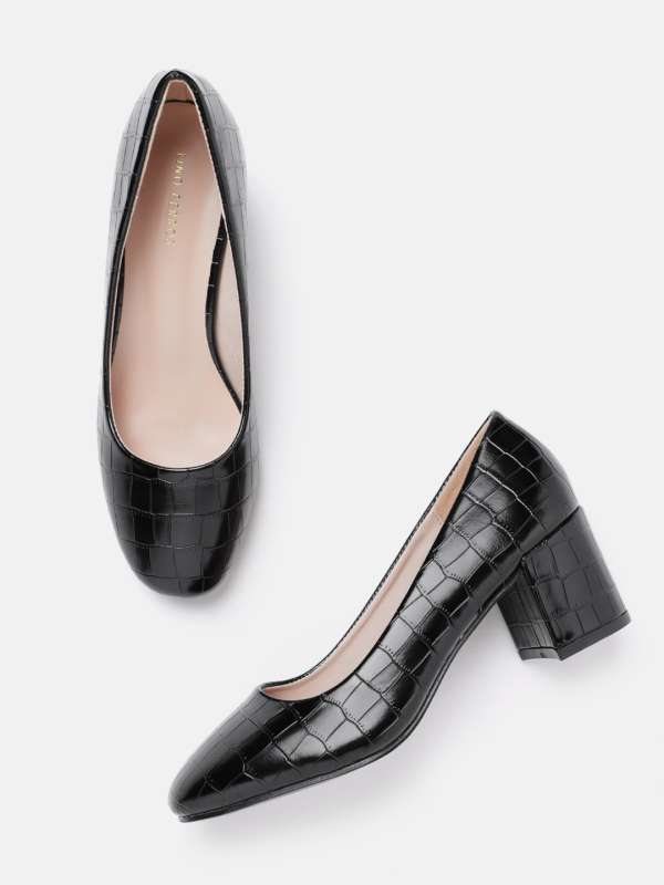 Black pumps for work store
