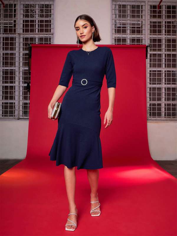 Navy dress and red shoes outlet