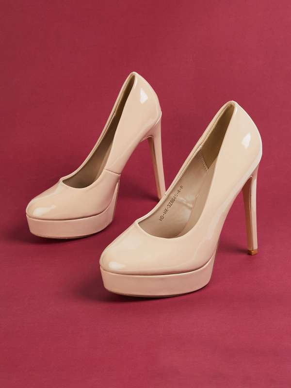 Tan round outlet toe pumps