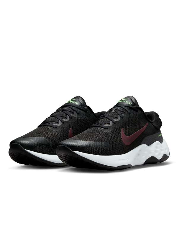 Nike black hotsell running shoes