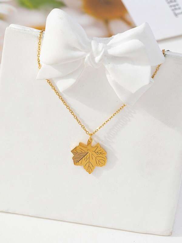 Leaf design sale gold pendant