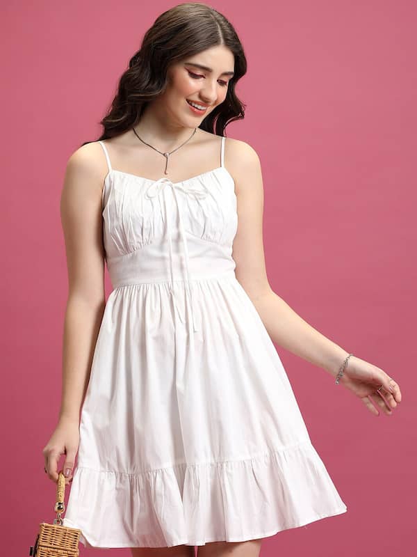 Wearing your white dress with neutrals for women over 50-hangkhonggiare.com.vn