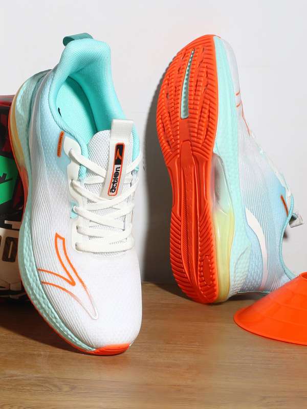 Nike sports sale shoes below 2000