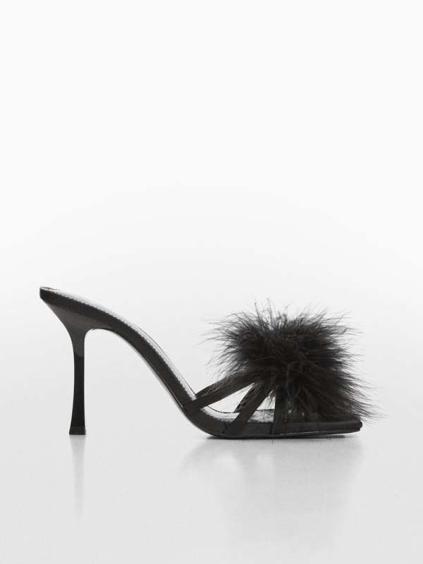 Black sales heels myntra