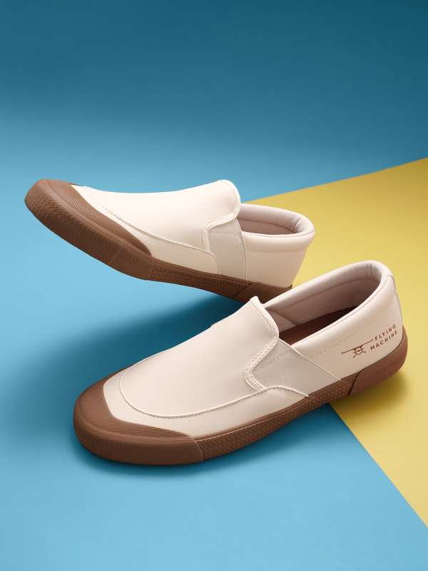 Flying outlet machine shoes